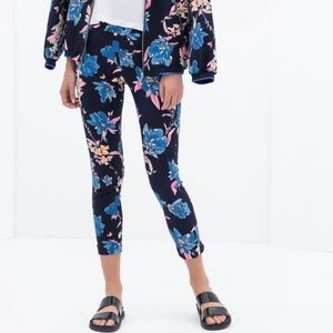 ✨Zara✨ Blue Floral Capris Size XS